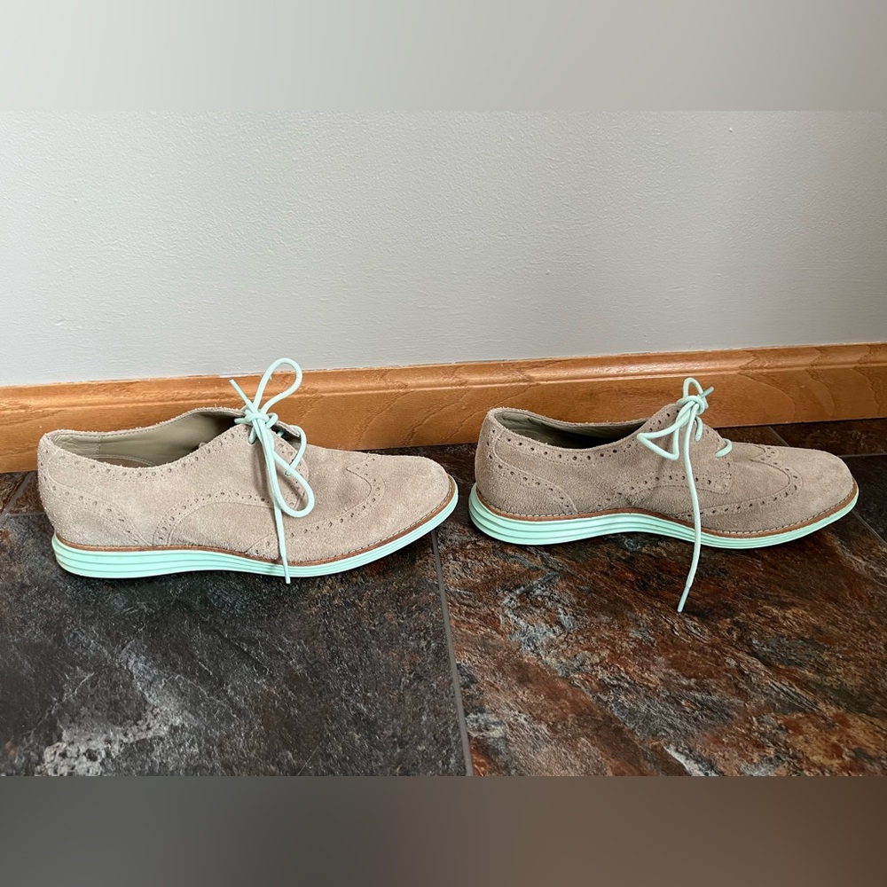 Women’s Cole Haan Lunargrand taupe suede wingtip oxford lace up shoe. Size 7B - Picture 4 of 9